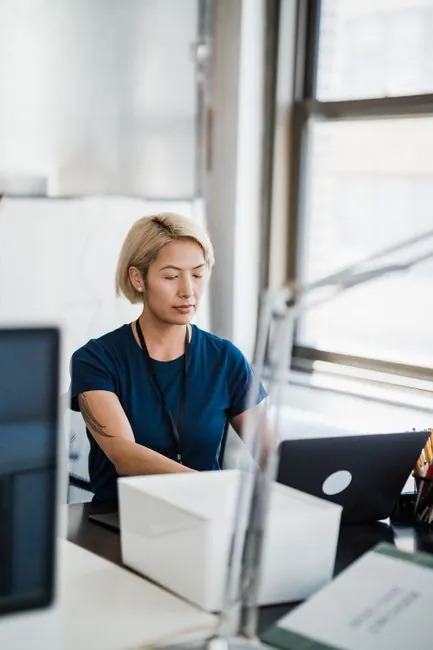 ワーホリで働く日本人女性